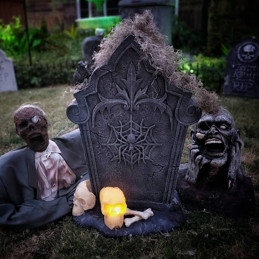 Nightmare on Little Elm St Haunted House - Thumbnail