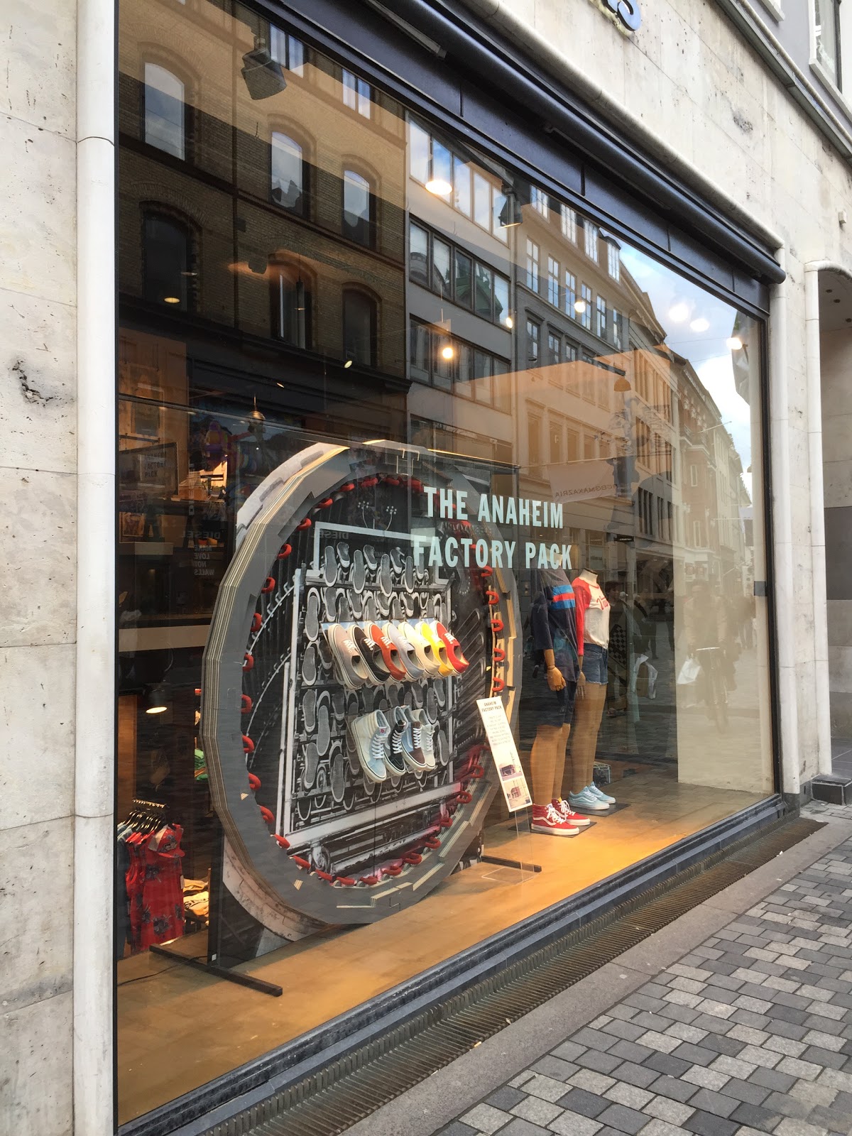 kok Bil Maladroit Tripify - VANS Store Copenhagen, Copenhagen