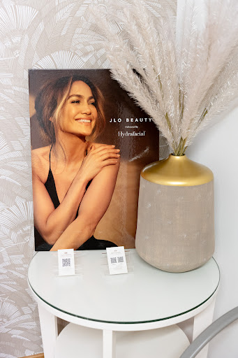 The Beauty Secret by Afef Dammak -Arrecife Gallery - Spain