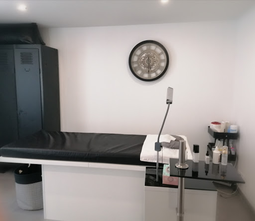 Esth'lle chez Kalvin's Barber Shop Gallery - France
