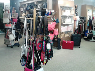 Photo n°20 de Fransac -sac à main valise portefeuille-Pamiers centre ville Ariege à Pamiers (Magasin de sacs et bagages)