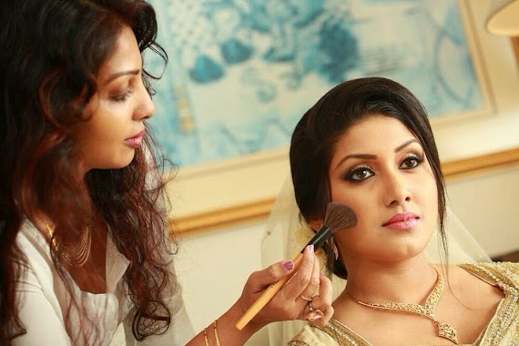 Pretty Looks - Salon Ayesha, Author: nidhuki perera