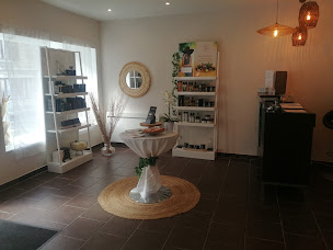 Photo n°5 de L'instant Esthétique & Spa / Saint-Maximin à Saint-Maximin (Salon de manucure)