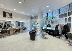 Photo n°3 de Yenne Coiffure à Lognes (Salon de coiffure)