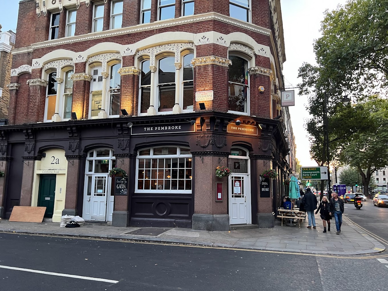 Looking for the best pubs in Earls Court? Look no further than our guide to the top watering holes in the area. Whether you're after a traditional local haunt or a trendy gastropub, we've got you covered. #EarlsCourt #londonpubs Things To Do In London | Things To Do In Earls Court | Best Pubs In Earls Court| Best Pubs In London | Best Pub Food | Sunday Roast | Places To Eat In London #londonnightlife | Things To Do At Night