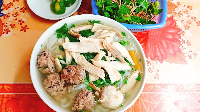 Phở Gà Chọi Huy Lưu Sliced-Chicken Noodle Soup