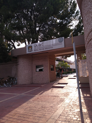 Facultad de Medicina UAdeC Logo