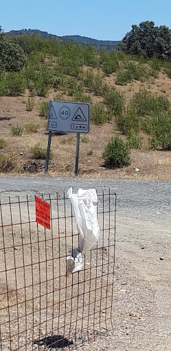 Cancela de acceso a zona de senderismo, pesca.
