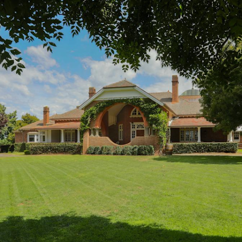 Petersons Armidale Winery & Guesthouse by null