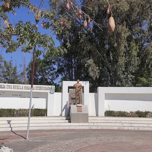 Monumento A Hermenegildo Bustos, Entrada De La Ciiudad . photo