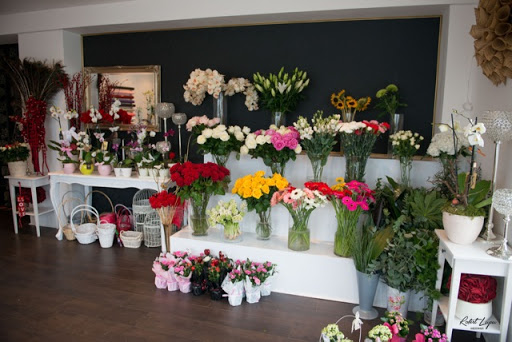 White Rose Flowers & Cakes - Thumbnail