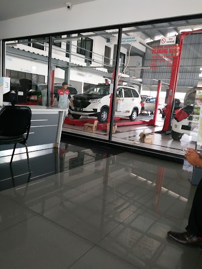 Photos of Daihatsu Kharisma Sejahtera Bojonegoro