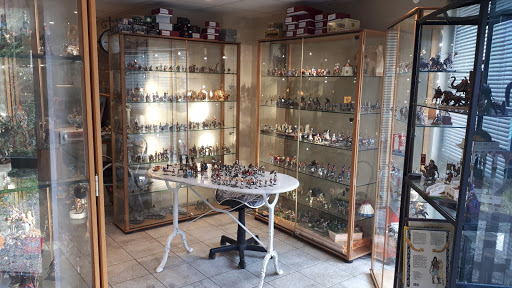 Figurines & Collections