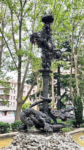Cruz de hierro y fuente