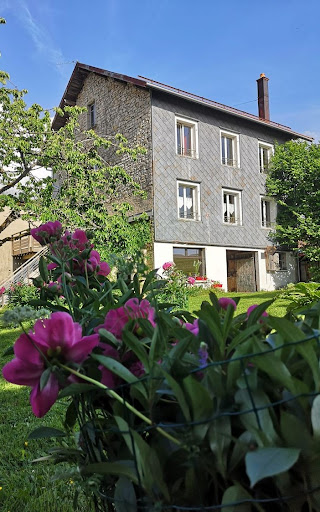 Photo de GÎTES & BIEN-ETRE : Gîte 2 pers, 2 à 3 pers et 2 à 5 pers avec terrasses et sauna privatif, en option: Hammam, jacuzzi et piscine chauffée location de montagne 950m ALT, près d'une rivière, proche station ski, Haut-Jura, Bourgogne-Franche-Comté à Longchaumois (39400)