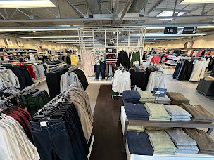 Photo n°3 de C&A CHARLEVILLE MEZIERES - VILLERS SEMEUSE à Charleville-Mézières (Magasin de vêtements pour femmes)