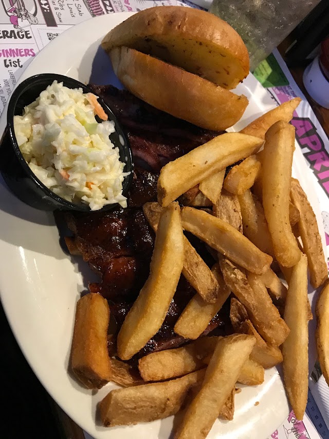 Winking Lizard Tavern