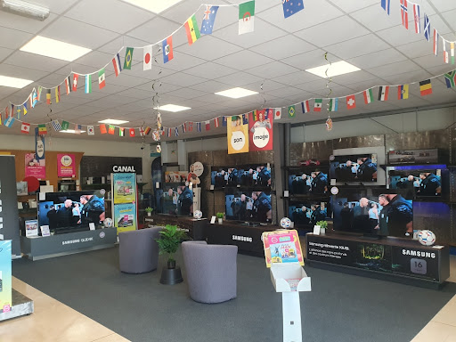 Venez découvrir notre tout nouveau showroom, décoré aux couleurs de la Coupe du Monde ! Ambiance festive garantie avec un large choix de téléviseurs dernière génération pour vivre chaque match comme si vous y étiez. Profitez d’offres exceptionnelles pendant toute la compétition et partagez des moments uniques en famille ou entre amis. C’est le moment idéal pour s’équiper et vibrer ensemble !