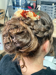 Photo n°5 de Mélany Waddington Coiffeuse Coloriste & Visagiste à Saint-Quentin-de-Baron (Salon de coiffure)