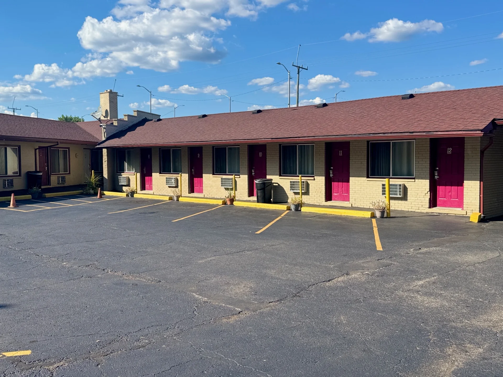 Deluxe Inn Motel
