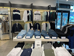Photo n°16 de Guess à Les Clayes-sous-Bois (Magasin de vêtements)