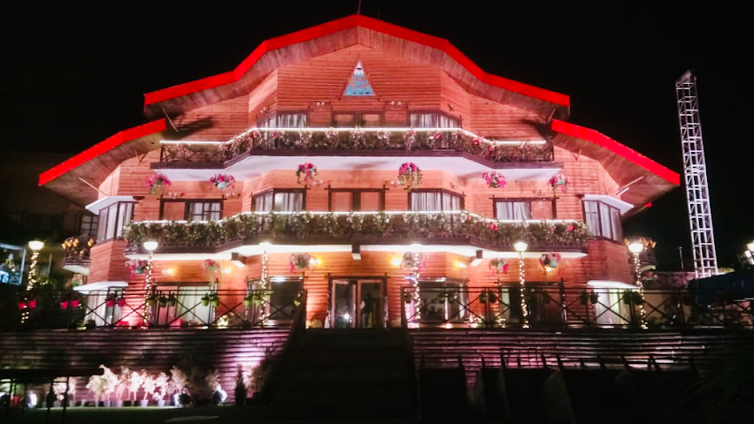 The Cliff Top Club, Auli by null