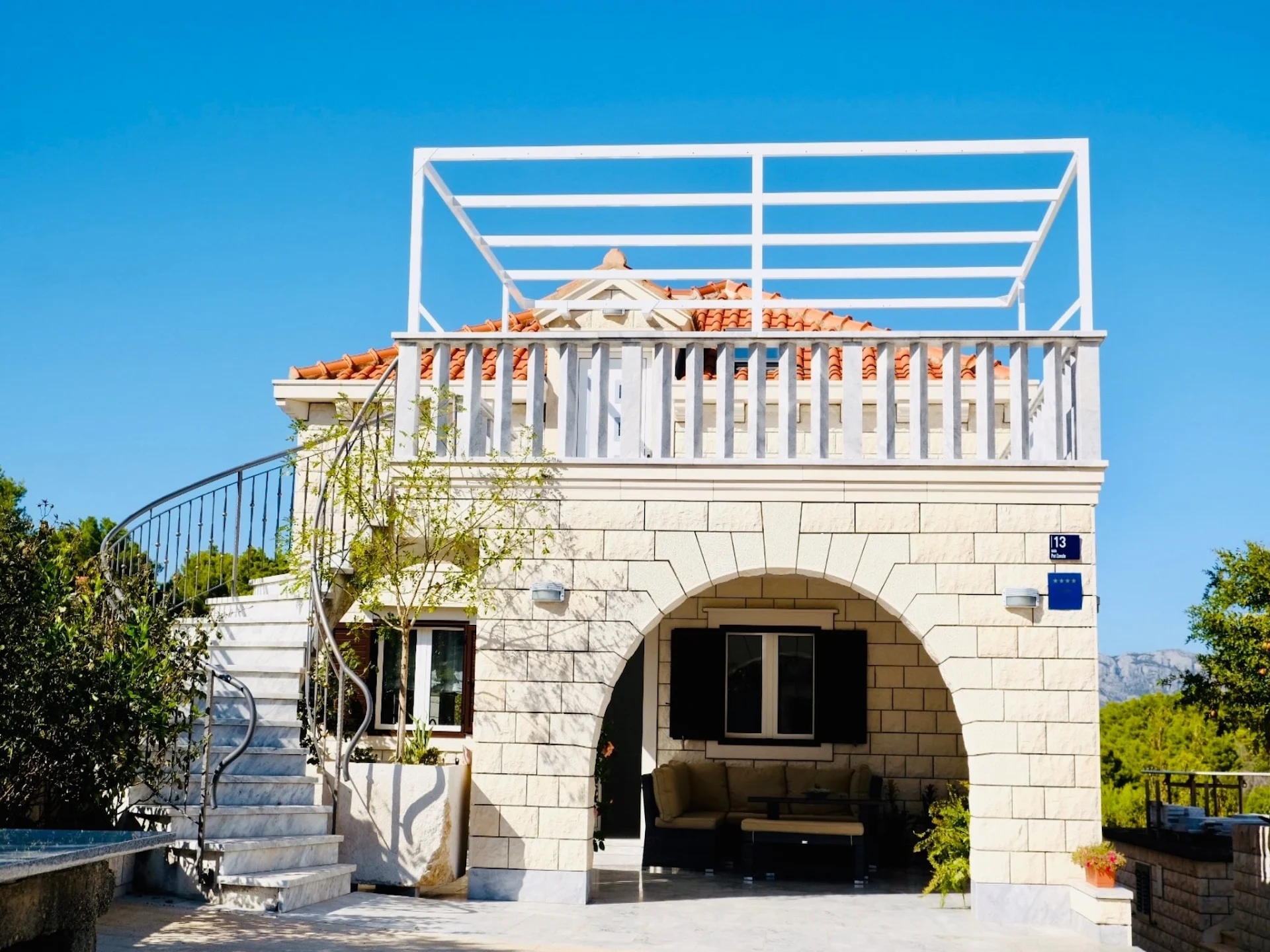 Villa Tonika, Povlja