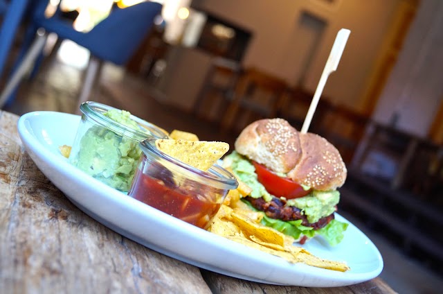 PURA Restaurant & Barcafe