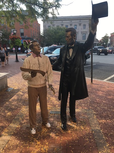 Lincoln Statue Pointing To Willis House