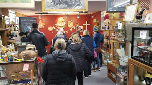 Le'Stuff Antique Mall - Visual