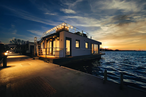 Floatinghouses Bernstein Resort