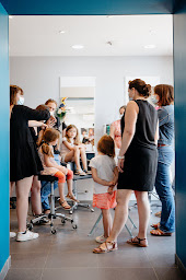 Photo n°9 de Courbes & couleurs à Bourg-des-Comptes (Salon de coiffure)