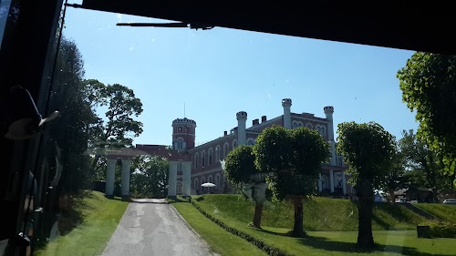 Bīriņu pils parks etnomuzejs