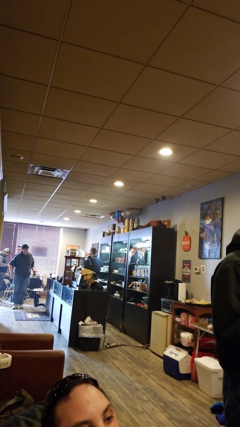 Plaistow Cigar Company Llc 9 Plaistow Rd Unit 11c Plaistow Nh 03865 Cigar World Cut Light Connect