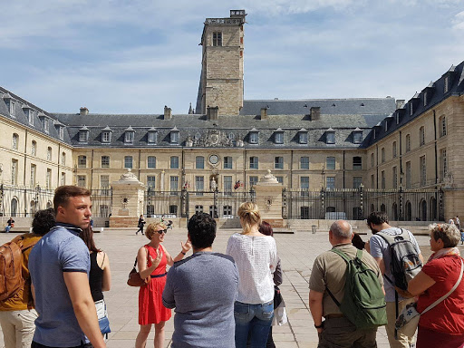 Alexia Papin - French Tour Guide // Beaune - Dijon - Patrimoine - Vins - Art de vivre - Thumbnail