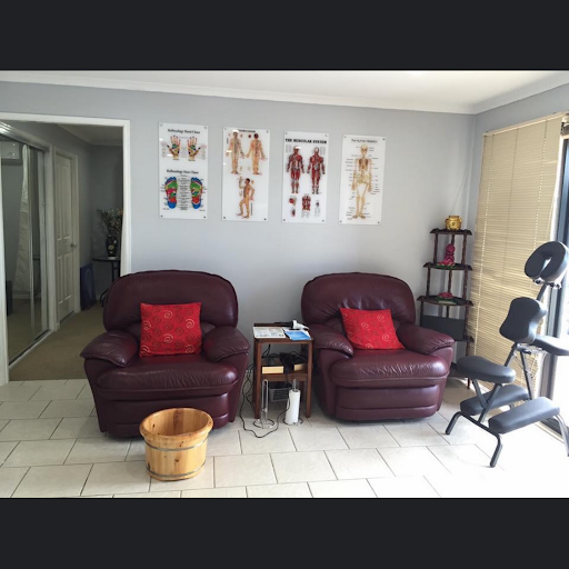 Refresh Massage And Natural Therapy Logo