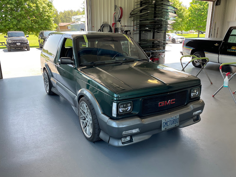 AKERS AUTO GLASS-LINDSAY