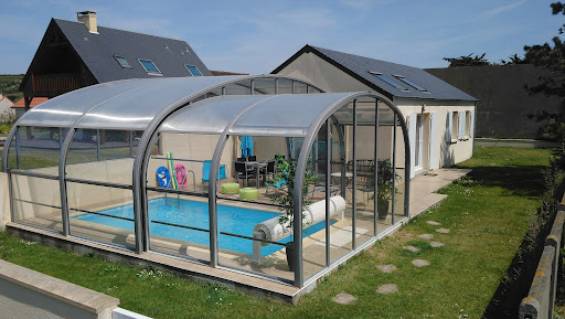 Photo de Gîte Mer et piscine: Location de vacances en bord de mer avec piscine couverte et chauffée face à Jersey - Manche Normandie