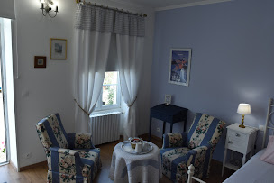 Photo n°4 de Chambres d hôtes La Little School Arçay à Arçay (Chambre d'hôtes)