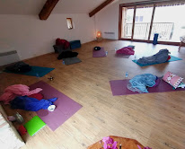 assis sous le cedre à Saint-Lattier