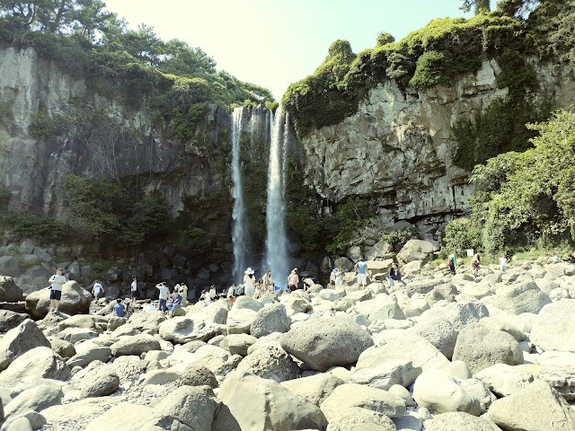 正房瀑布 Jeongbang Falls