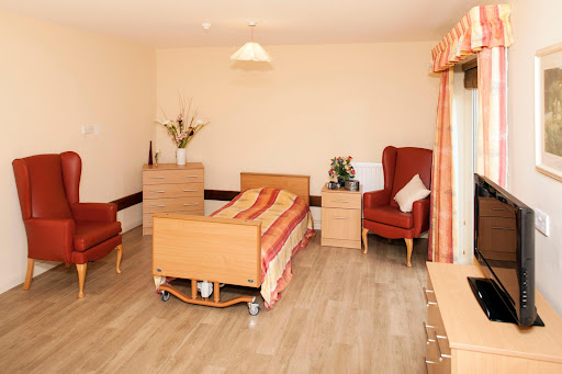 Manor Court Care Home - Expert Care in Southall