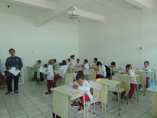 Sekolah Unggulan Islami, Author: Hariri Suben