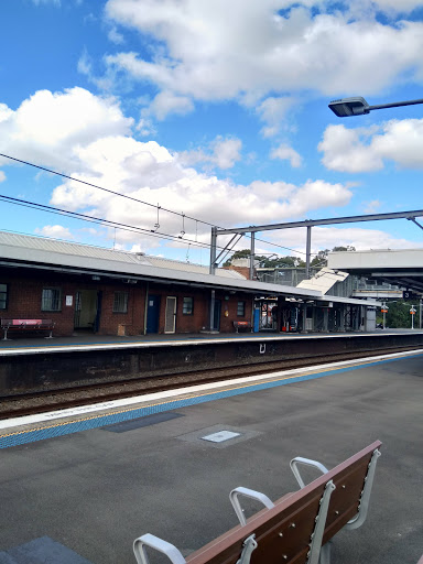 Toongabbie Station, Portico Pde