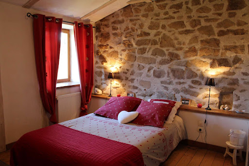 Photo de Gîte et Chambre d'hôte à la ferme avec piscine/spa, Location insolite avec spa/sauna, proche Limoges, Limousin, Haute-Vienne à Châteauponsac (87290)