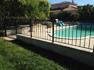 Photo n°2 de A DOMICILE SERVICES 13 à Lambesc (Service de nettoyage de piscines)