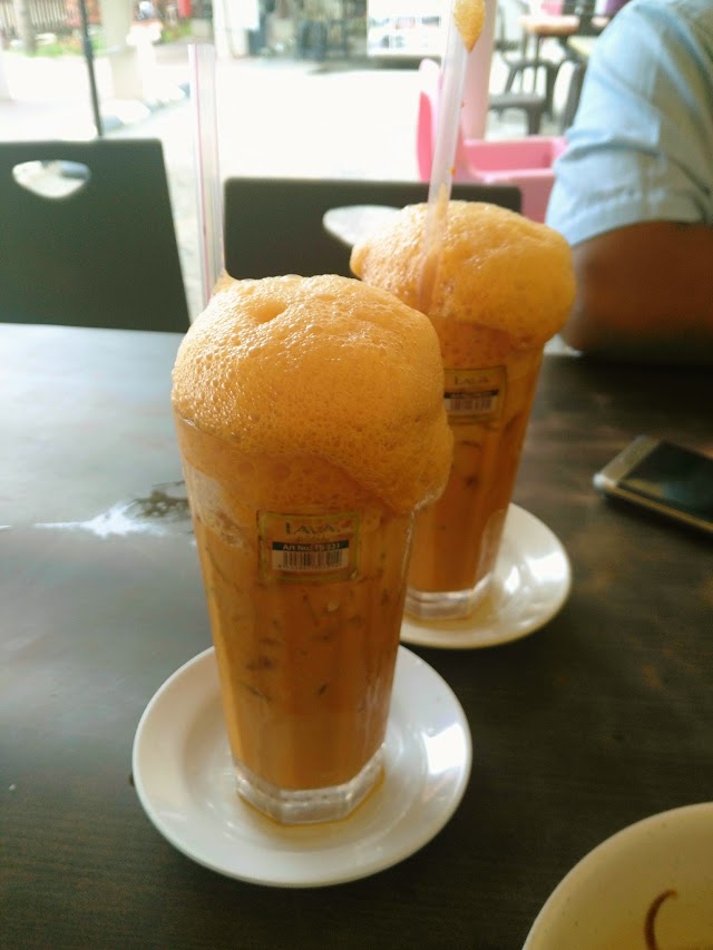 Pak Mat Sup Kepala Ikan Dan Teh Tarik Madu
