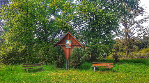 Holzkreuz (Hubertuskreuz) mit Ruhebänken