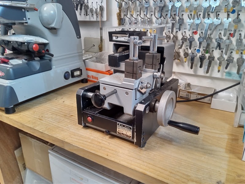 靴修理と合鍵のお店プラスワン小倉チャチャタウン店 時計の電池交換