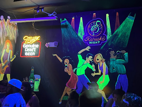 Akikos Karaoke Club by null